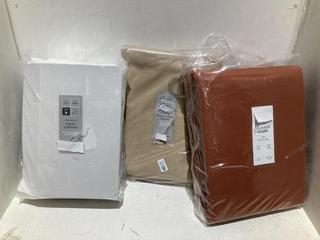Lot 657  
            Birmingham SR108 - Parcel Delivery Only 

                
3 X JOHNLEWIS & PARTNERS ITEMS TO INCLUDE PENCIL PLEAT PURE COTTON CURTAINS IN CREAM