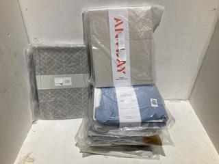 Lot 661  
            Birmingham SR108 - Parcel Delivery Only 

                
5 X JOHN LEWIS & PARTNERS ITEMS TO INCLUDE CRISP & FRESH EGYPTION COTTON KING FLA...