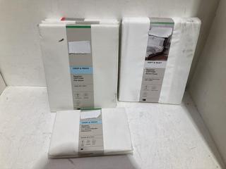 Lot 677  
            Birmingham SR108 - Parcel Delivery Only 

                
BOX OF JOHN LEWIS & PARTNERS ITEMS TO INCLUDE SOFT & SILKY DUVET COVER