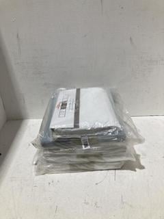 Lot 724  
            Birmingham SR108 - Parcel Delivery Only 
                
5 X JOHN LEWIS & PARTNERS ITEMS TO INCLUDE NATURAL COTTON PILLOW PROTECTOR