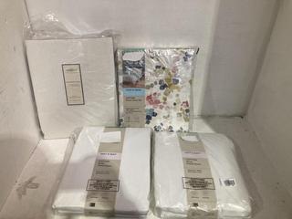 Lot 823  
            Birmingham SR108 - Parcel Delivery Only 

                
BOX OF JOHN LEWIS & PARTNERS ITEMS TO INCLUDE SOFT & SILKY FITTED SHEET