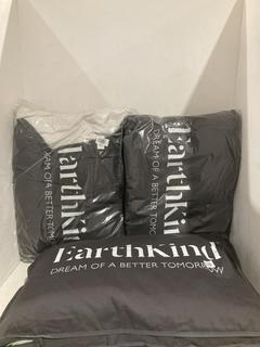 Lot 983  
            Birmingham SR108 - Parcel Delivery Only 
                
3 X JOHN LEWIS & PARTNERS ITEMS TO INCLUDE EARTHKIND PILLOW