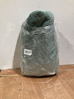 Lot 128  
            Birmingham - Collection Only 

                
DAVID PHILLIPS GREEN PATTERNED THROW