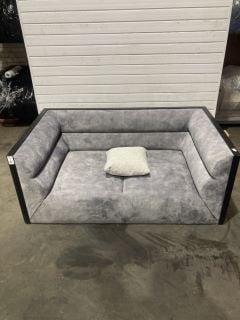 Lot 3  
            Birmingham - Collection or Delivery 

                
DAVID PHILLIPS PHOEBE SOFA 2 SEATER AMOUR RRP £2729
