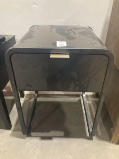 Lot 51  
            Birmingham - Collection or Delivery 

                
DAVID PHILLIPS CALTON 1 DRAWER BEDSIDE TABLE RRP £149