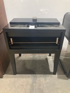 Lot 52  
            Birmingham - Collection or Delivery 

                
DAVID PHILLIPS BANKSIDE 1 DRAWER BEDSIDE TABLE IN BLACK RRP £109