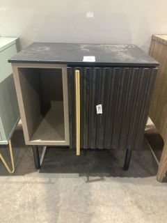 Lot 57  
            Birmingham - Collection or Delivery 

                
DAVID PHILLIPS BOXY BEDSIDE TABLE RRP £360