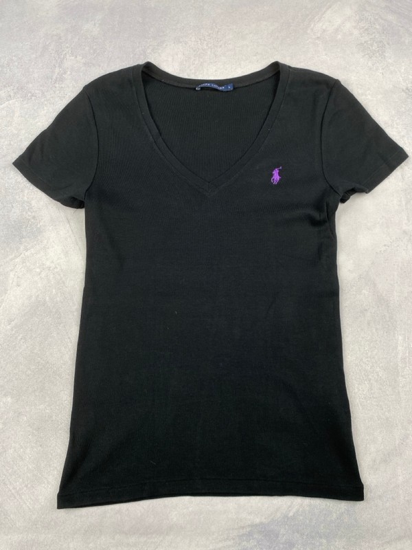 Lot 104  
            Nottingham Luxury Room - Delivery Only 

                
Ralph Lauren Top - Size L (VAT ONLY PAYABLE ON BUYERS PREMIUM)