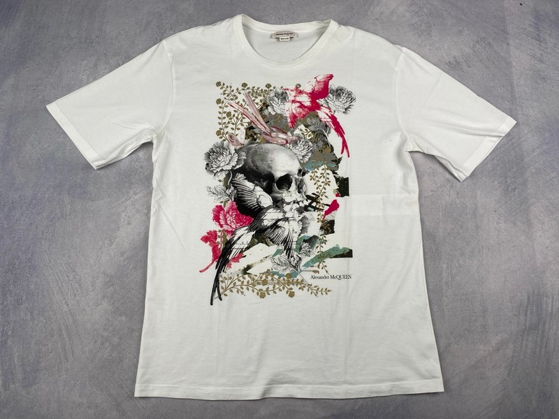 Lot 106  
            Nottingham Luxury Room - Delivery Only 

                
Alexander Mcqueen T-Shirt - Size 44 (VAT ONLY PAYABLE ON BUYERS PREMIUM)
