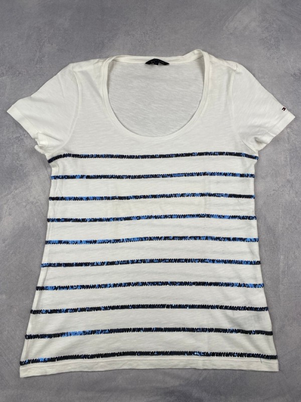 Lot 114  
            Nottingham Luxury Room - Delivery Only 

                
Tommy Hilfiger Top - Size L (VAT ONLY PAYABLE ON BUYERS PREMIUM)