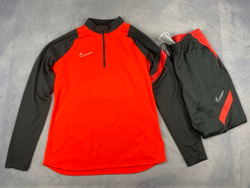 Lot 119  
            Nottingham Luxury Room - Delivery Only 

                
Nike Dry-Fit Tracksuit - Size M (VAT ONLY PAYABLE ON BUYERS PREMIUM)