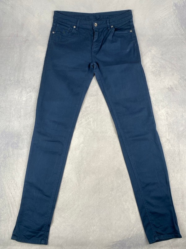 Lot 122  
            Nottingham Luxury Room - Delivery Only 

                
Lacoste Trousers - Size UK 12 (VAT ONLY PAYABLE ON BUYERS PREMIUM)