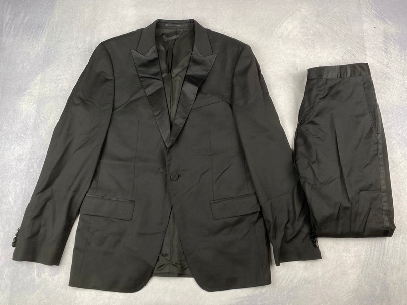 Lot 138  
            Nottingham Luxury Room - Delivery Only 

                
Trabalado Togna Super 120 Suit - Size 48 (VAT ONLY PAYABLE ON BUYERS PREMIUM)