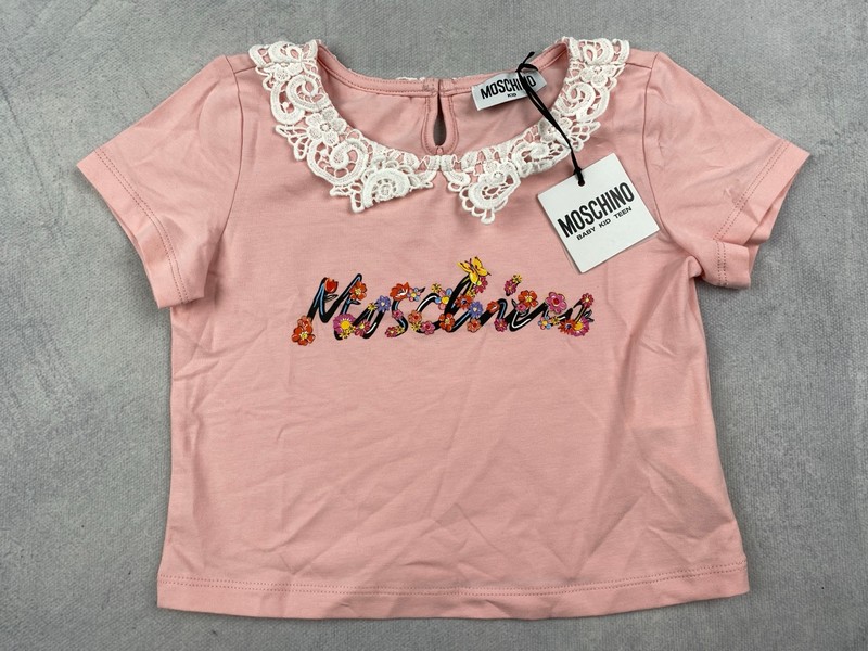 Lot 150  
            Nottingham Luxury Room - Delivery Only 

                
Moschino Girls Logo Print T-Shirt In Pink. Size: 4 Y. Rrp: £105 (VAT ONLY PAYABLE...