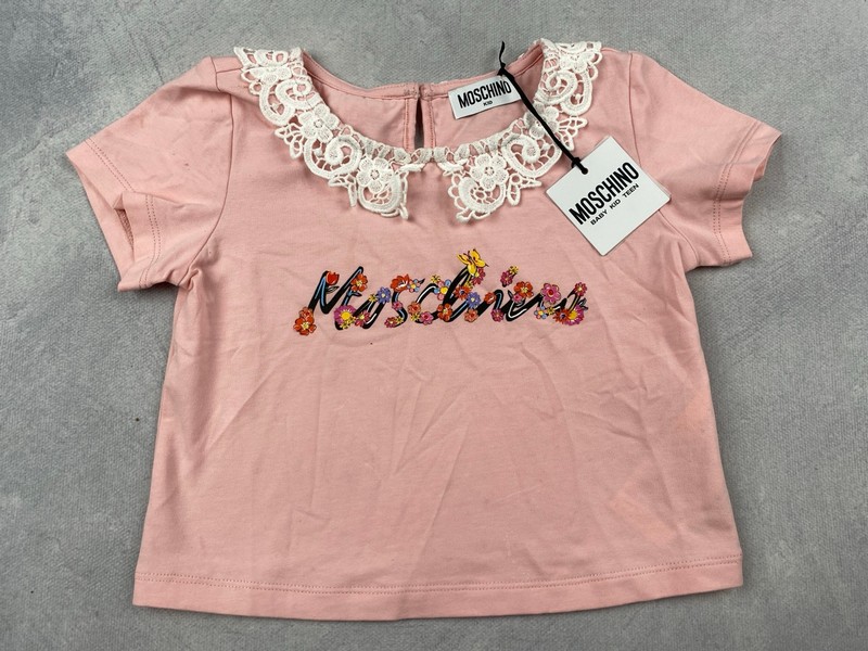 Lot 151  
            Nottingham Luxury Room - Delivery Only 

                
Moschino Girls Logo Print T-Shirt Size 5 Years. RRP £105 (VAT ONLY PAYABLE ON BUY...