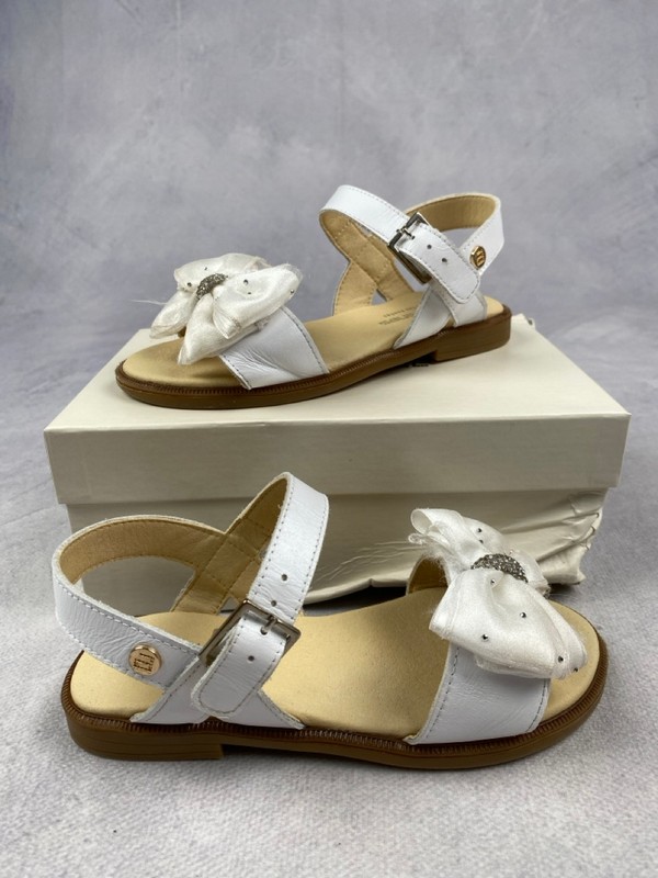 Lot 154  
            Nottingham Luxury Room - Delivery Only 

                
Andanines Bambi Nacarado Rose White Sandals with Sparkle Bow (Fraying), Size 29