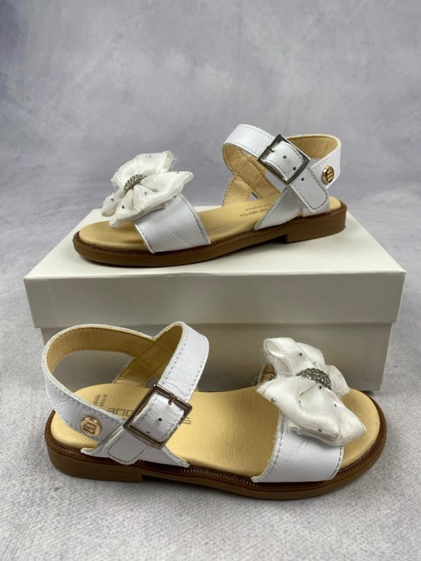 Lot 155  
            Nottingham Luxury Room - Delivery Only 

                
Andanines Bambi Nacarado Rose White Sandals with Sparkle Bow (Fraying), Size 27