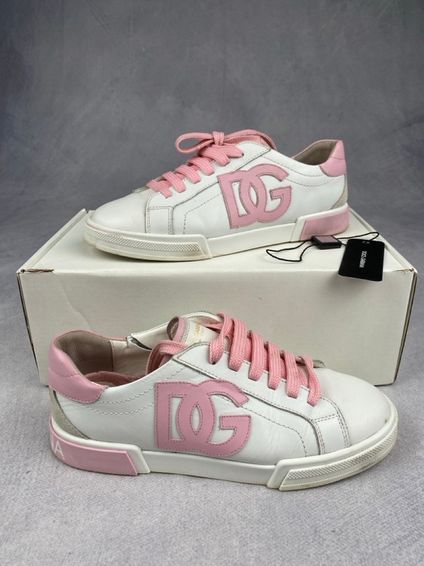Lot 157  
            Nottingham Luxury Room - Delivery Only 

                
Dolcegabbana Girls Leather Logo Trainers In White (Damaged/Slit). Size: Eu 35. Rr...