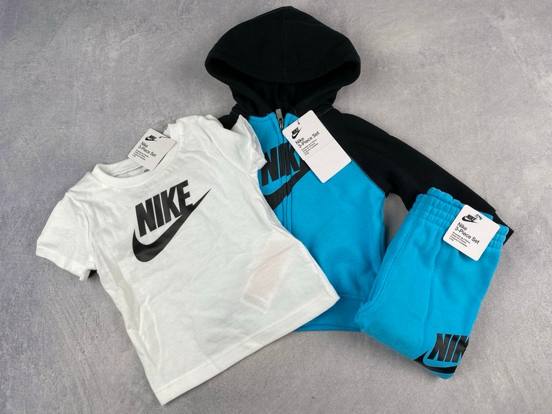 Lot 162  
            Nottingham Luxury Room - Delivery Only 

                
Nike Blue Black and White 3-Piece Set of Sweat Pants, Hoody and T-Shirt, Size 12 ...