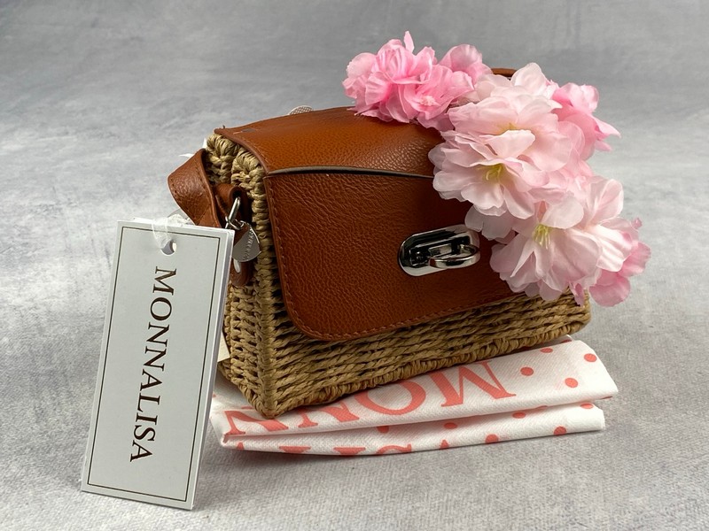 Lot 163  
            Nottingham Luxury Room - Delivery Only 

                
Monnalisa Girls Peach Blossom Woven Bag  In Beige (17Cm) (Damage/Slit). Size: Os....
