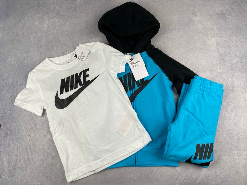 Lot 166  
            Nottingham Luxury Room - Delivery Only 

                
Nike Boys 3 Piece Tracksuit Set In Blue (Damage). Size:  4 Y. Rrp: £54 (VAT ONLY ...