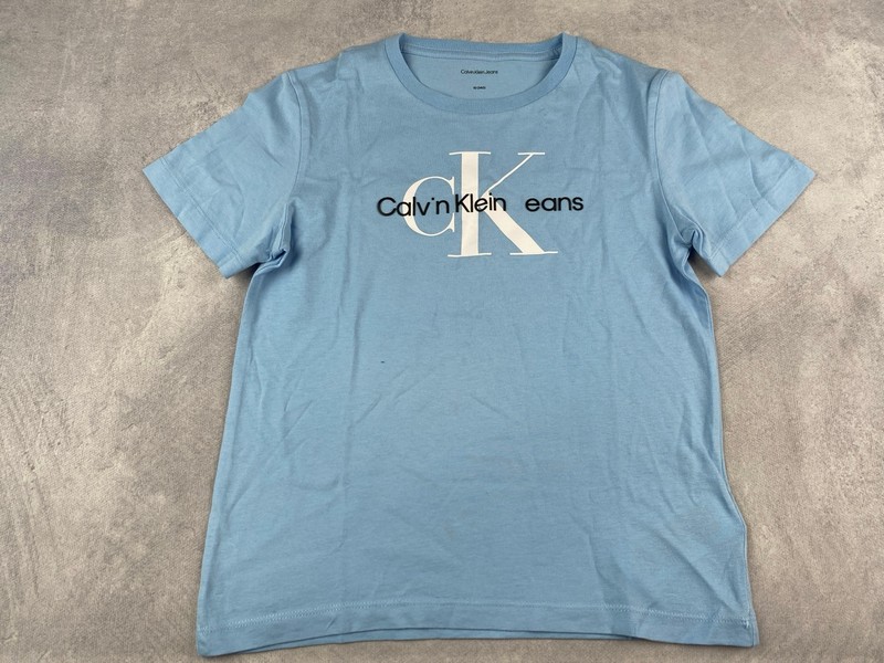Lot 172  
            Nottingham Luxury Room - Delivery Only 

                
Calvin Klein Jeans Blue Logo T-Shirt (Missing letters from Logo), Size 10 (VAT ON...