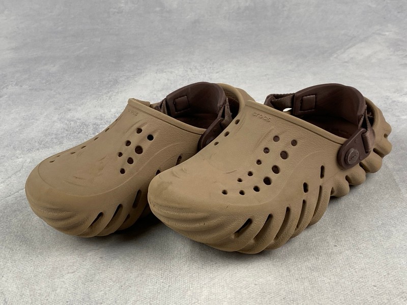 Lot 175  
            Nottingham Luxury Room - Delivery Only 

                
Crocs Brown Shoes (Worn and Broken Strap), Size J2 (VAT ONLY PAYABLE ON BUYERS PR...