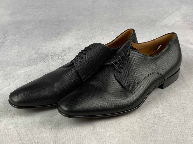 Lot 186  
            Nottingham Luxury Room - Delivery Only 

                
Hugo Boss Prindo Dress Shoes - Size 7 (VAT ONLY PAYABLE ON BUYERS PREMIUM)