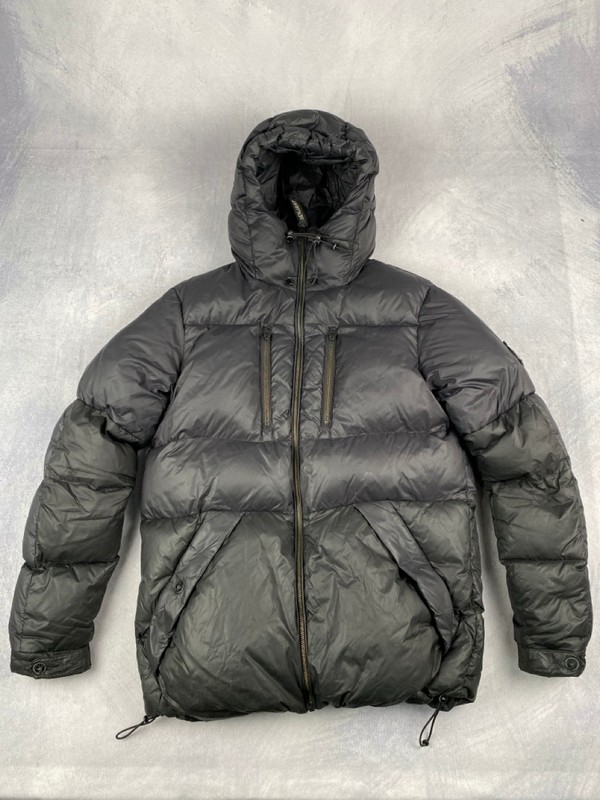 Lot 189  
            Nottingham Luxury Room - Delivery Only 

                
Benjart Puffer Jacket - Size S (VAT ONLY PAYABLE ON BUYERS PREMIUM)