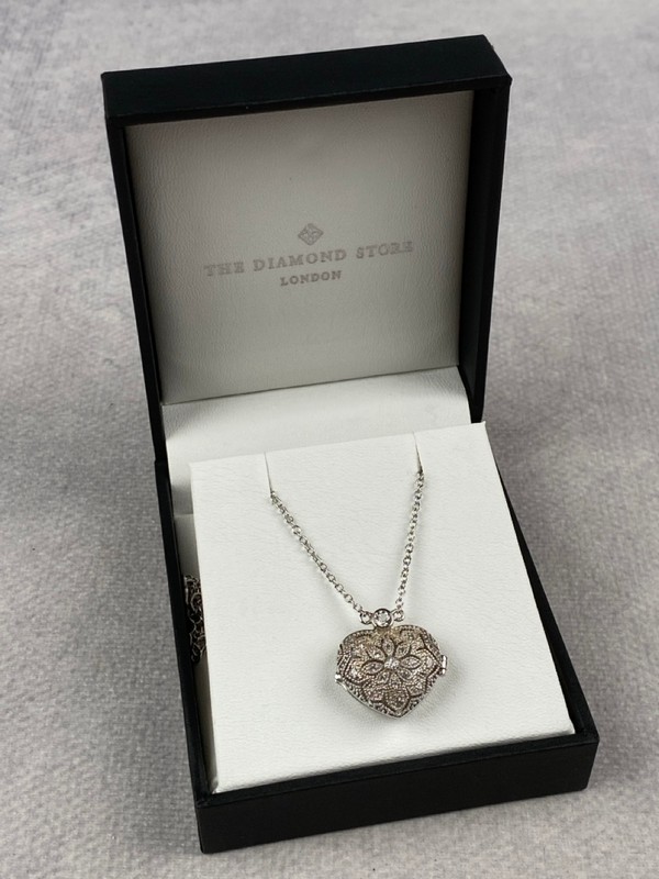 Lot 200  
            Nottingham Luxury Room - Delivery Only 

                
Silver Necklace & Pendant, Clear Diamond (VAT ONLY PAYABLE ON BUYERS PREMIUM)