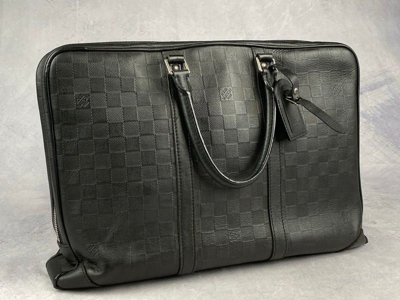 Lot 202  
            Nottingham Luxury Room - Delivery Only 

                
Louis Vuitton Porte-Document Voyage Bag - Approx 40x30x6cm (VAT ONLY PAYABLE ON B...