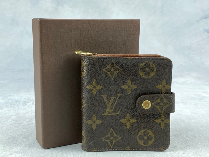 Lot 204  
            Nottingham Luxury Room - Delivery Only 

                
Louis Vuitton Bi-Fold Zip Around Monogram Wallet With Box - Approx 11x10x2.5cm (V...