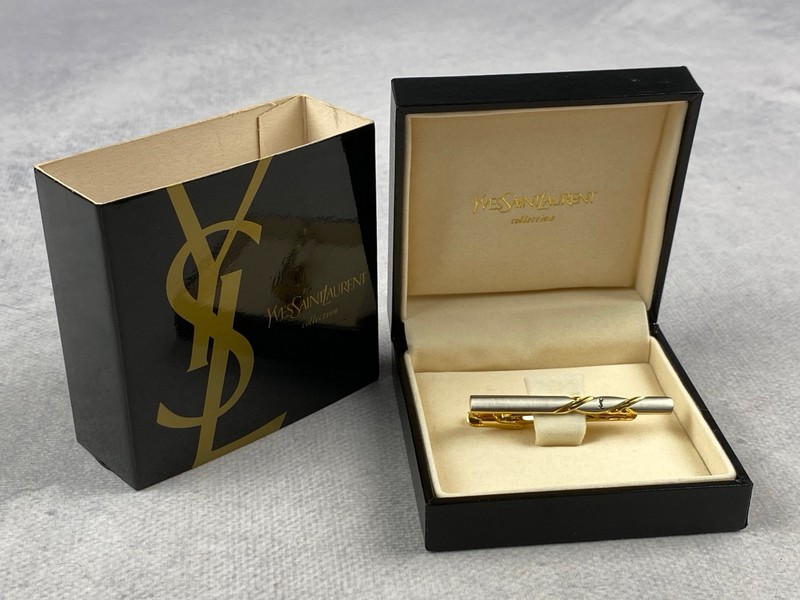 Lot 214  
            Nottingham Luxury Room - Delivery Only 

                
Yves Saint Laurent Collection Tow-Tone Tie Clip With Box - (VAT ONLY PAYABLE ON B...
