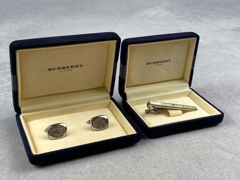 Lot 217  
            Nottingham Luxury Room - Delivery Only 

                
Burberry London Silver-Tone Cufflinks And Tie Clip Set With Boxes - (VAT ONLY PAY...