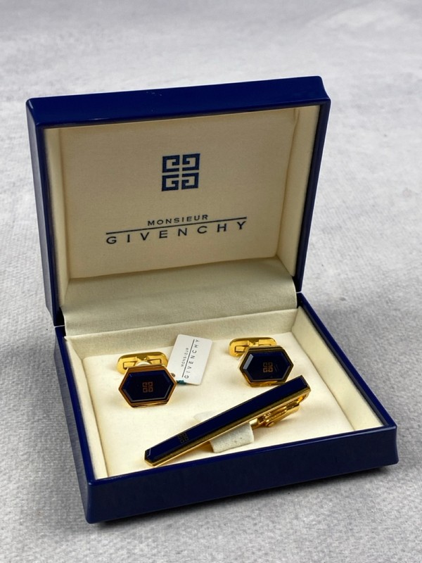 Lot 218  
            Nottingham Luxury Room - Delivery Only 

                
Givenchy Monsieur Cufflinks And Tie Clip Set With Box - (VAT ONLY PAYABLE ON BUYE...