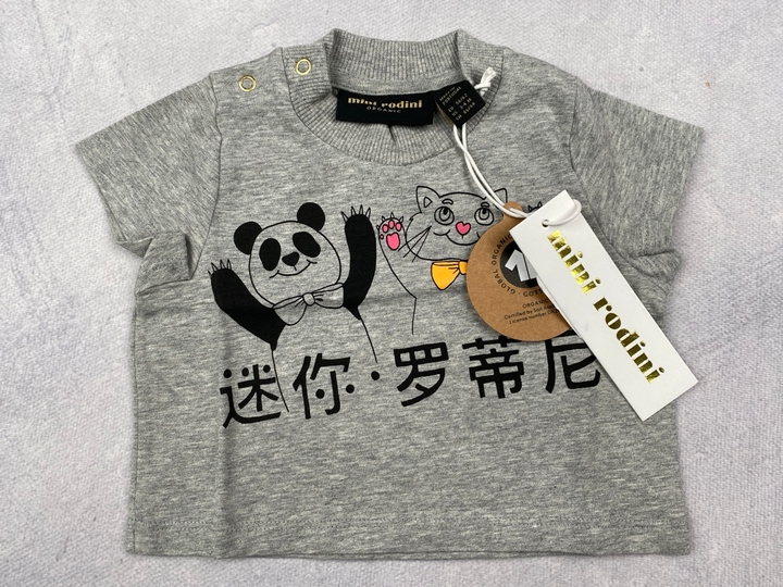 Lot 284  
            Nottingham Luxury Room - Delivery Only 

                
Mini Rodini Boys T-Shirt. Size: 3 Months. Rrp: £28 (VAT ONLY PAYABLE ON BUYERS PR...