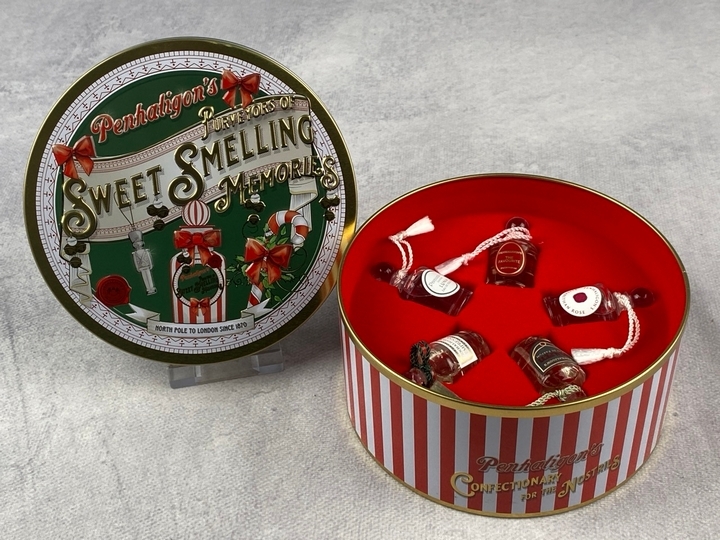 Lot 300  
            Nottingham Luxury Room - Delivery Only 

                
Penhaligon's Purveyors of Sweet Smelling Memories, including five perfumes (VAT O...