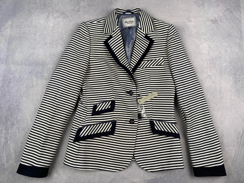 Lot 32  
            Nottingham Luxury Room - Delivery Only 

                
Bariloche Vintage Style Jacket, Tag - Size EUR 38 (VAT ONLY PAYABLE ON BUYERS PRE...