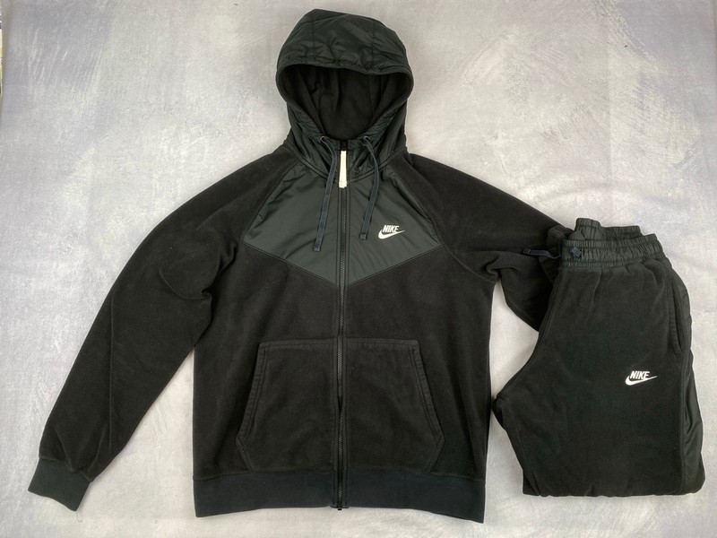 Lot 39  
            Nottingham Luxury Room - Delivery Only 

                
Nike Wind Runner Tracksuit - Size M (VAT ONLY PAYABLE ON BUYERS PREMIUM)
