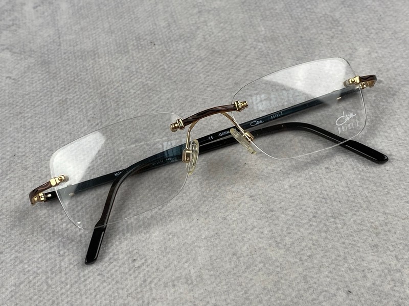 Lot 73  
            Nottingham Luxury Room - Delivery Only 

                
Cazal Point 2 Glasses :1161 (VAT ONLY PAYABLE ON BUYERS PREMIUM)