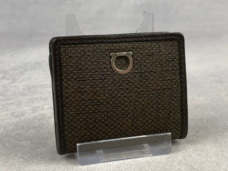 Lot 74  
            Nottingham Luxury Room - Delivery Only 

                
Ferragamo Coin Wallet - Dimensions Approx 6x7.5 cm (VAT ONLY PAYABLE ON BUYERS PR...