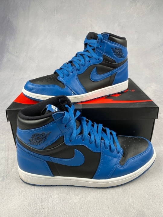 Lot 76  
            Nottingham Luxury Room - Delivery Only 

                
Air Jordan 1 High OG 555088-404 Sneakers, Box - Size 10 (VAT ONLY PAYABLE ON BUYE...