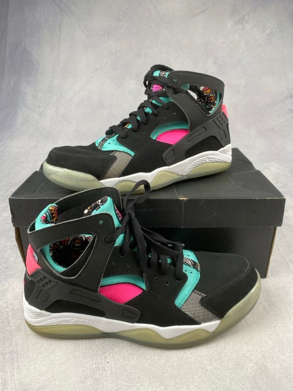 Lot 84  
            Nottingham Luxury Room - Delivery Only 

                
Nike Huaraches 705005-003 Sneakers, Box - Size 10 (VAT ONLY PAYABLE ON BUYERS PRE...