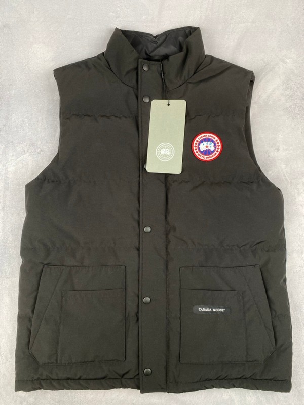 Lot 8  
            Nottingham Luxury Room - Delivery Only 

                
Canada Goose Freestyle Crew Vest, Tag :4159M - Size M - Original RRP £595