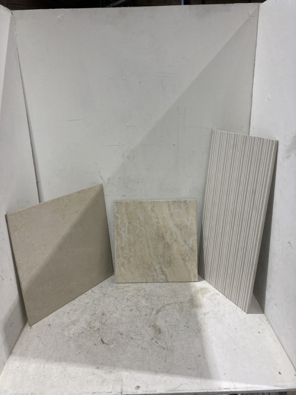 Lot 24  
            Birmingham - Collection Only 

                
QUANTITY OF ASSORTED WALL TILES TO INCLUDE TAU CERÁMICA GEOM BLANCO-B P (APPROX 2...