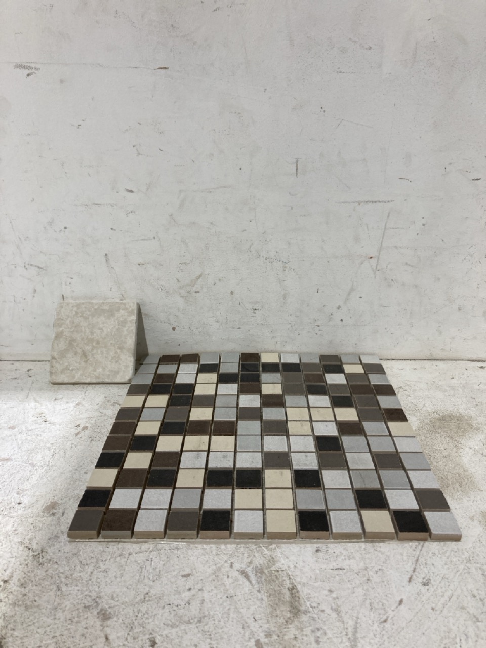 Lot 28  
            Birmingham - Collection Only 

                
QUANTITY OF ASSORTED WALL TILES TO INCLUDE PILKINGTON'S CERAMIC TILES FRESCO WHIT...