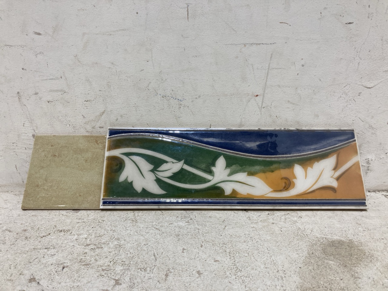 Lot 51  
            Birmingham - Collection Only 

                
QUANTITY OF ASSORTED WALL TILES TO INCLUDE ARPA ORIENTE GRIGIO 44 (APPROX 32 BOXES)