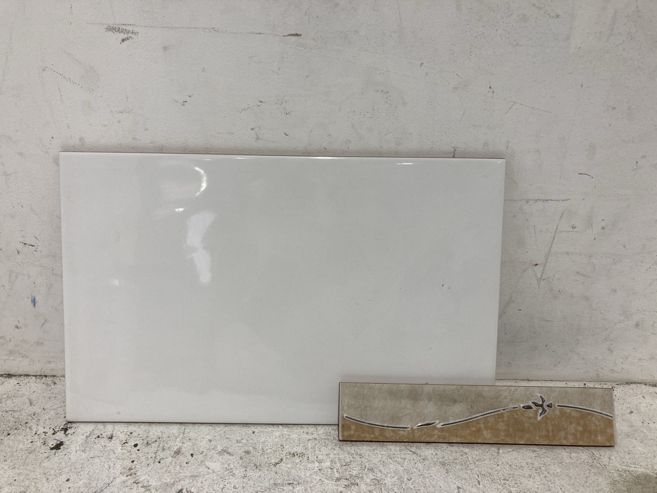 Lot 96  
            Birmingham - Collection Only 

                
QUANTITY OF ASSORTED WALL TILES TO INCLUDE CIFRE GROUP BLANCO ONDULADO (APPROX 22...