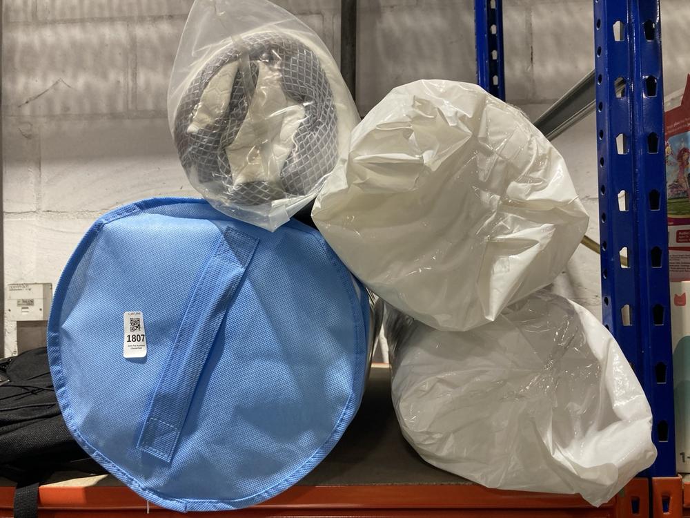 Lot 1807  
            Chesterfield SR45 - Parcel Delivery Only 

                
4 X ASSORTED BEDDING TO INCLUDE SILENTNIGHT DUCK FEATHER DUVET (LOCATION: L17)