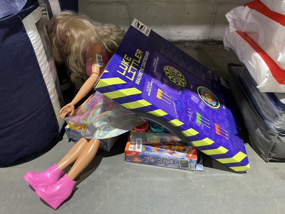 Lot 1818  
            Chesterfield SR45 - Parcel Delivery Only 

                
7 X ASSORTED ITEMS TO INCLUDE LUKE LITTLER MAGNETIC DARTBOARD (LOCATION: L17)